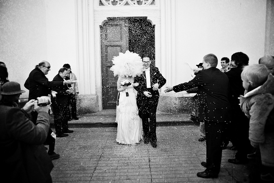 novomanželé před kostelem v Čáslavi