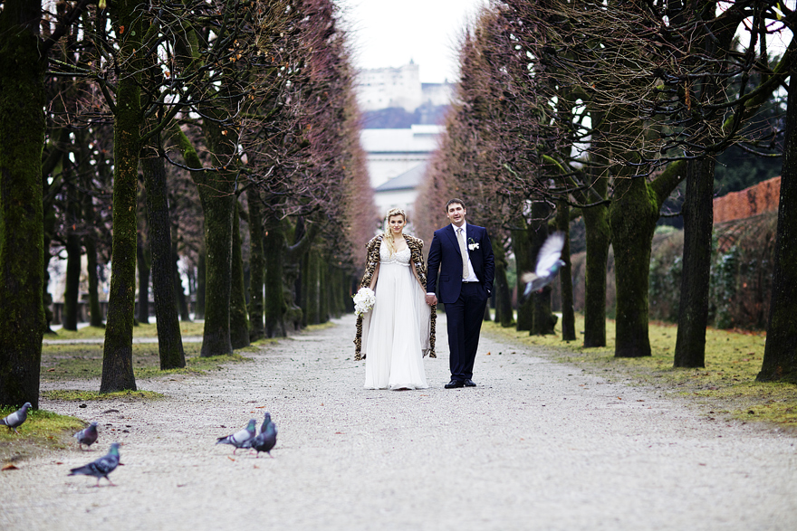 zimní svatební fotografie v Mirabelplatz Salzburg