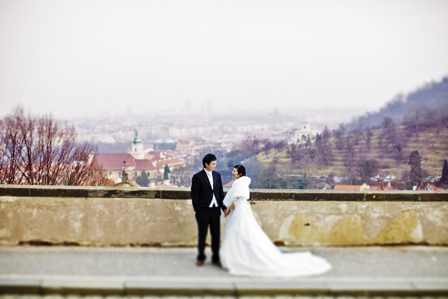 předsvatební fotografie s výhledem na Prahu