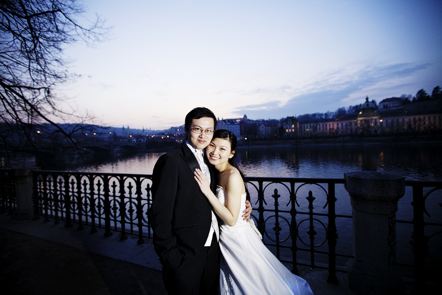 svatební fotografie s výhledem na Prahu