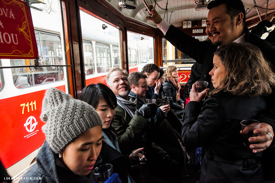 svatebčané v historické tramvaji