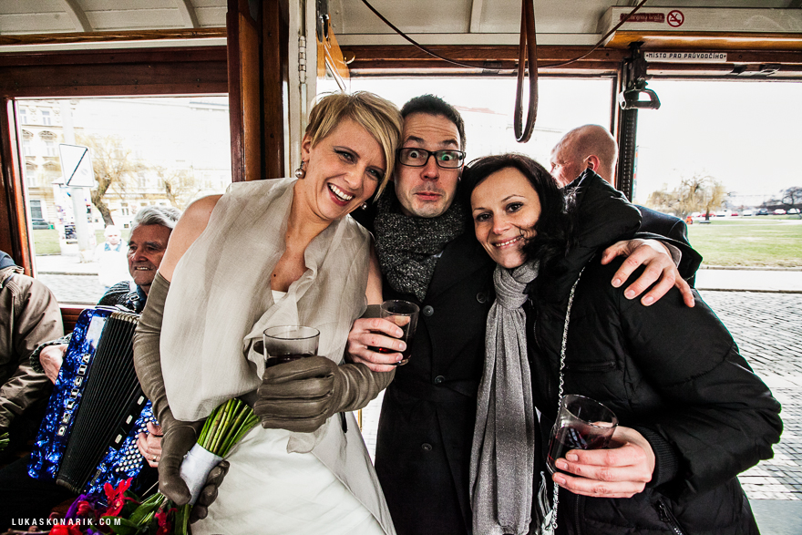 svatební fotografie v historické tramvaji