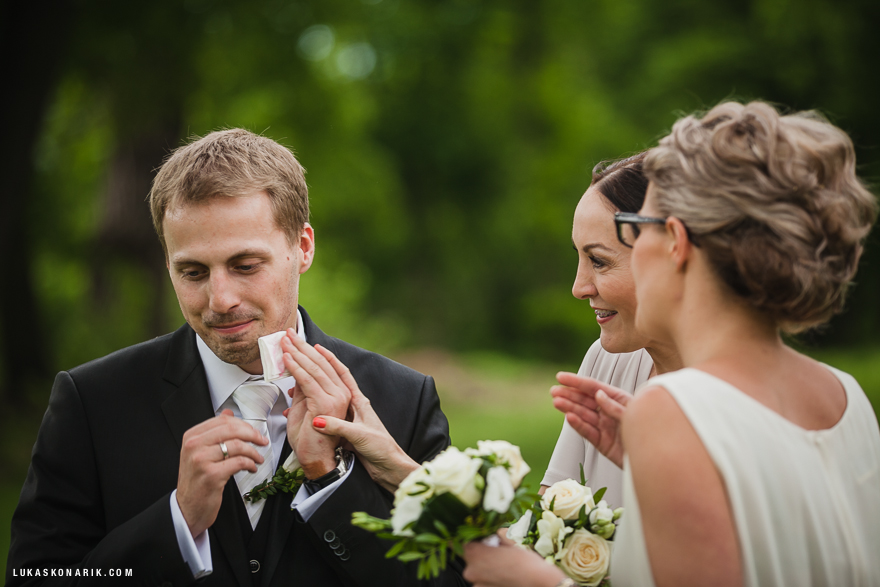 svatební fotografie ženicha a družiček