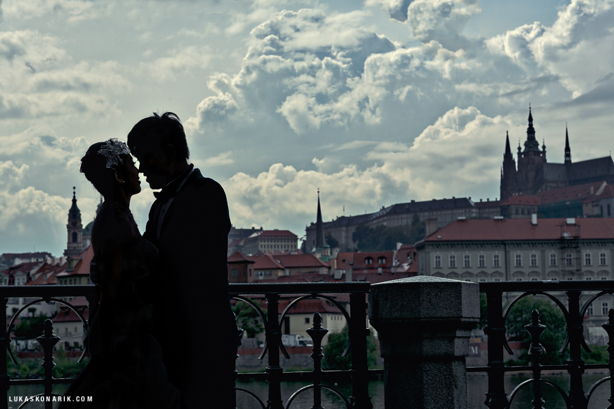 silueta nevěsty a ženicha v Praze