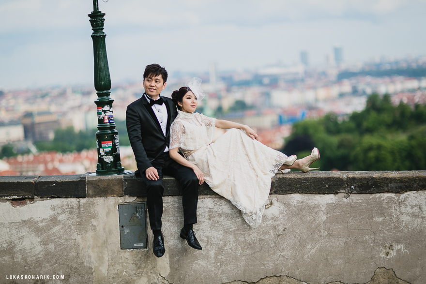 svatební fotografie s výhledem na Prahu