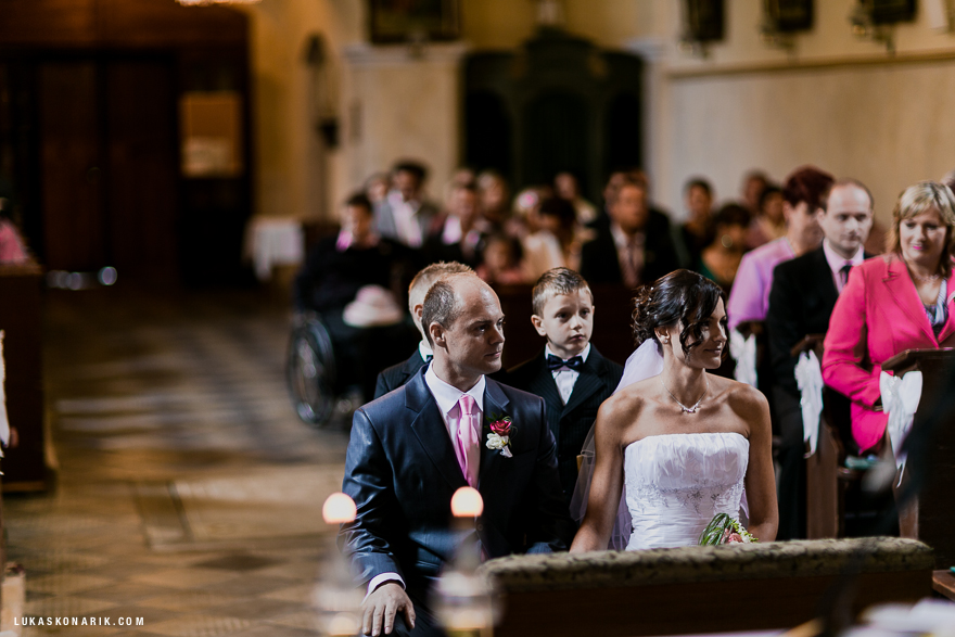 nevěsta a ženich při svatebním obřadu
