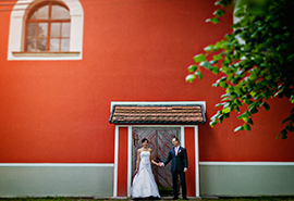 svatební fotografie u červeného kostela v Úsobí