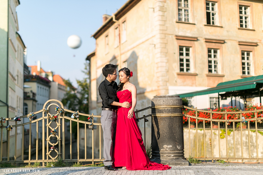 svatba v Praze u Kampy, nevěsta v rudých šatech