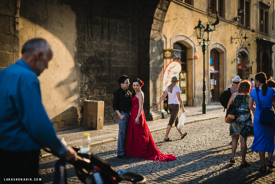 úžasná svatební fotografie v Praze, nevěsta v rudých šatech
