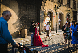 nevěsta v rudých šatech v Praze, svatební fotografie Praha