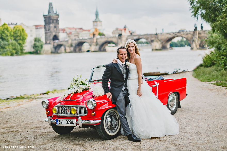 svatební fotografie Praha červený kabriolet