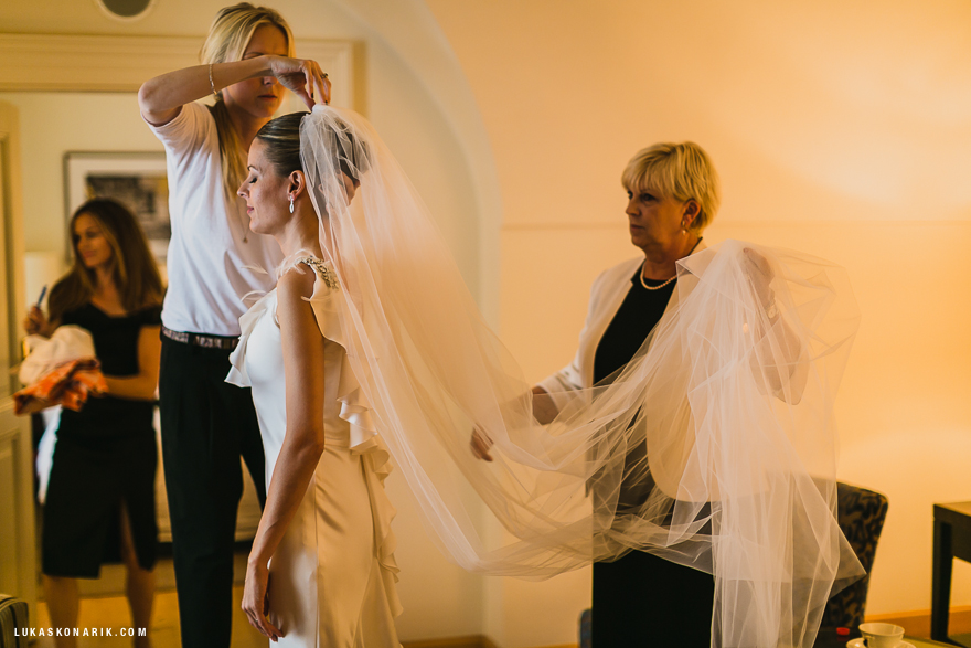 svatební fotografie nevěsty před svatbou v Praze