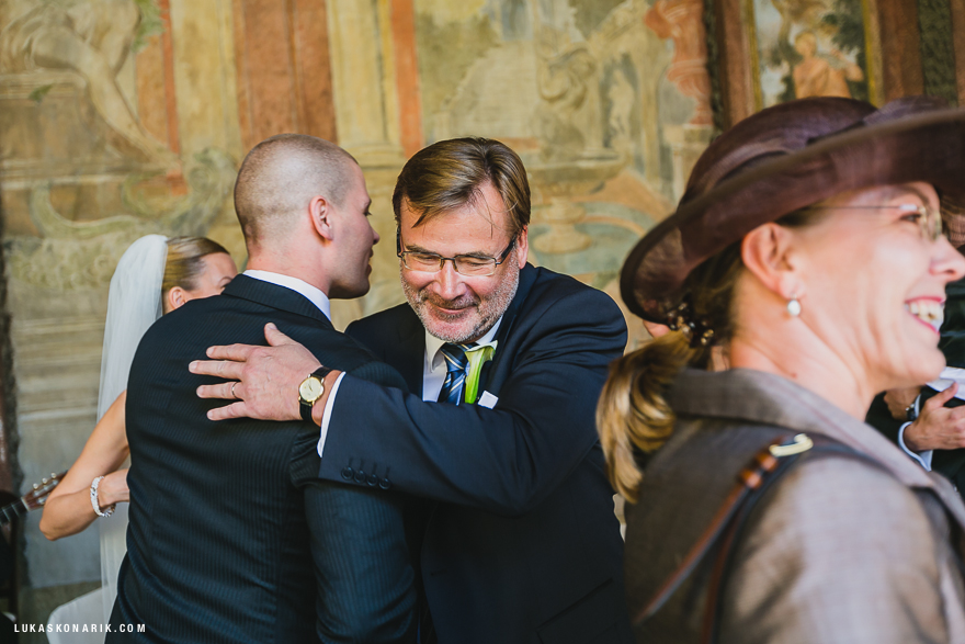 svatební fotografie ženicha a hostů