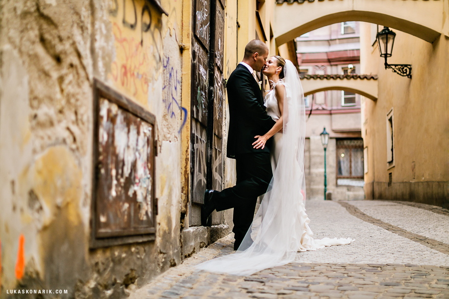 svatební fotografie v Pražských uličkách