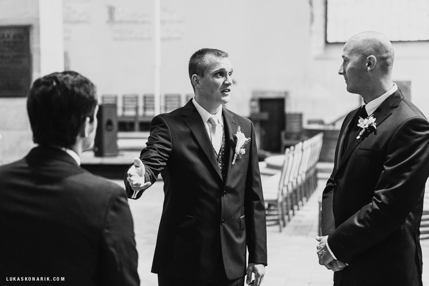 svatební fotografie ženicha před svatbou v Praze