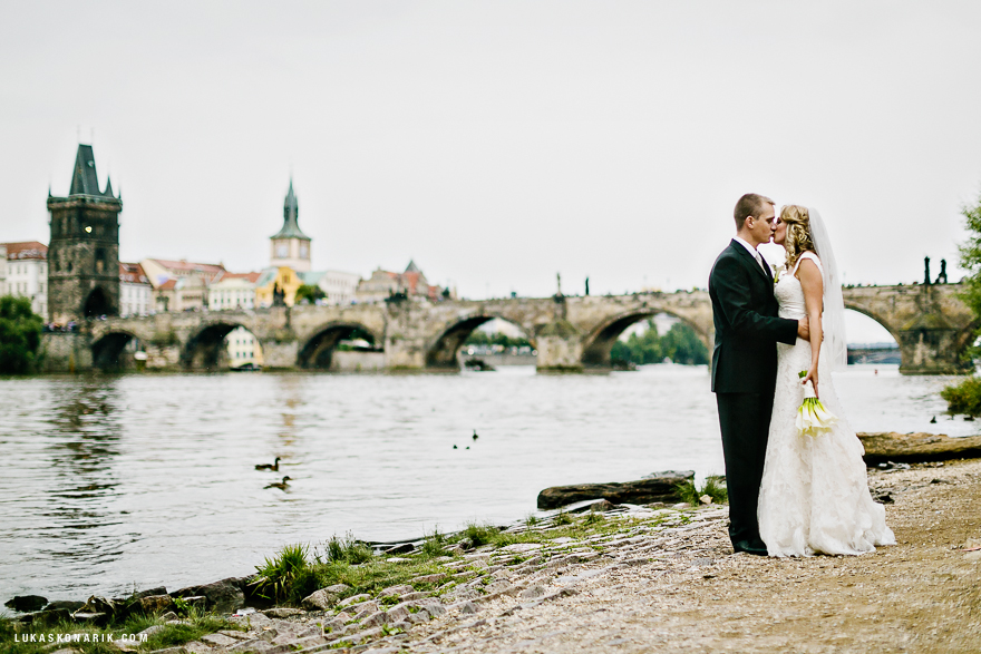 svatební fotografie v Praze u nábřeží