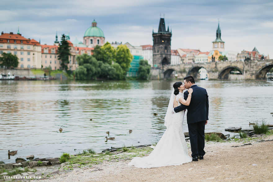 romantická svatba v Praze Nábřeží