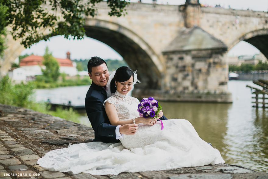 nejlepší svatební fotografie v Praze u Karlova mostu