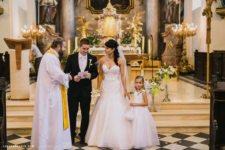 svatební fotografie v kostele sv. Bartoloměje