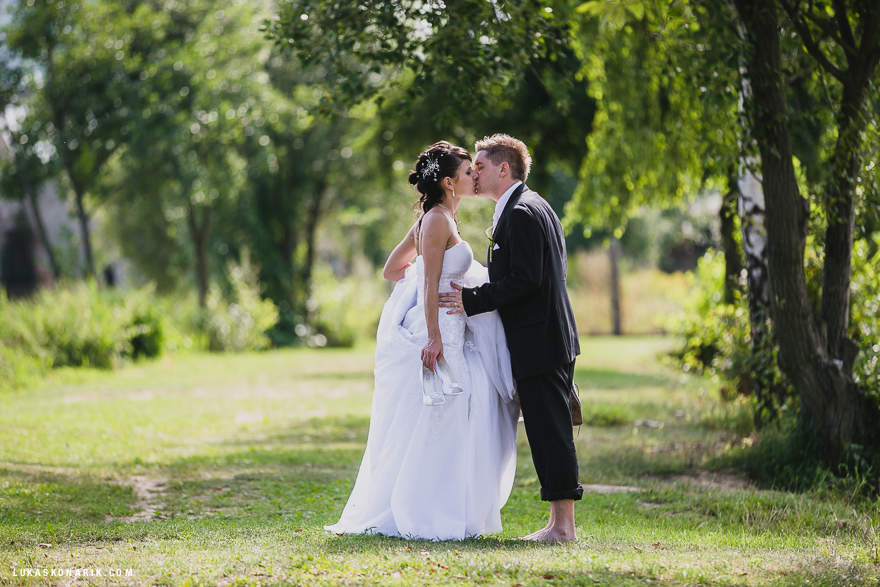 svatební fotografie u rybníka