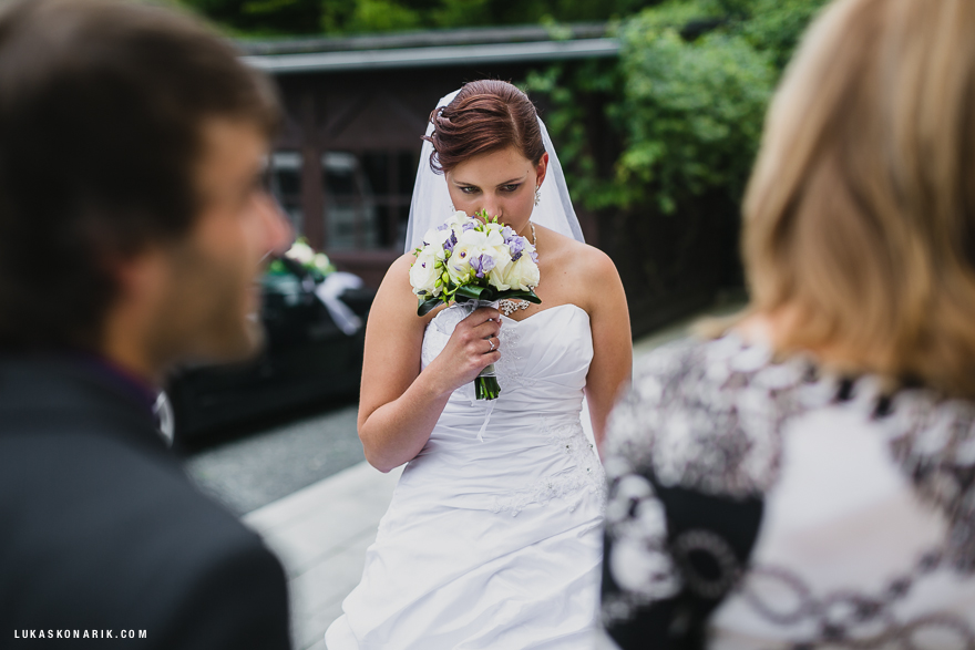 svatební fotografie nevěsty před zámkem Kozel