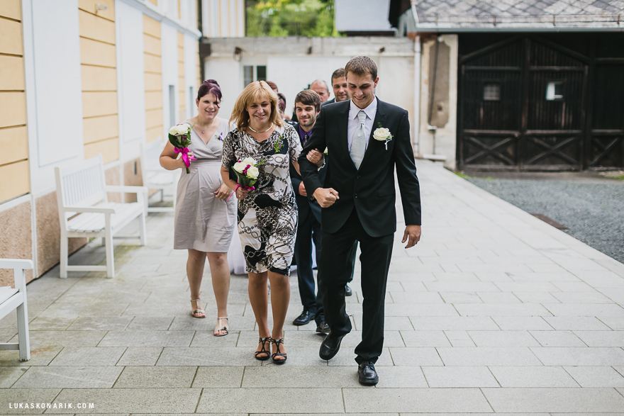 příchod ženich na svatbu na zámku Kozel