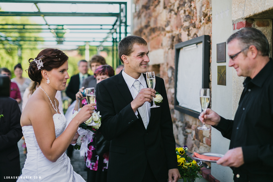 svatební fotografie přípitek