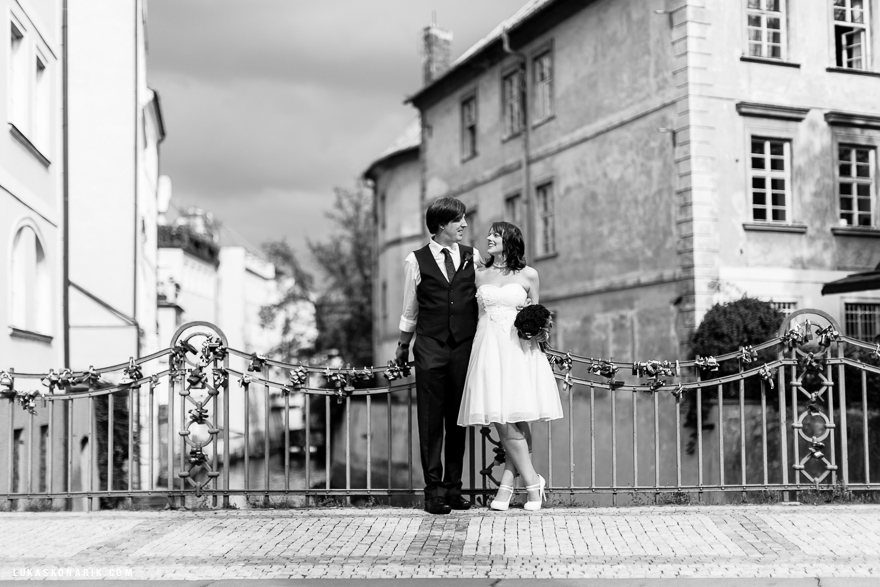 svatební fotografie nevěsty a ženicha v Praze na Kampě