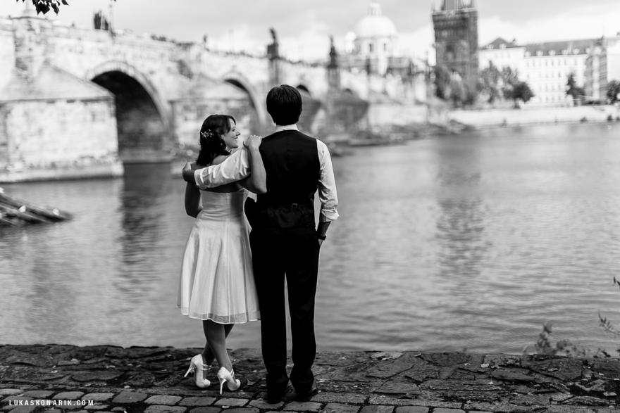 svatební fotografie nevěsty a ženicha u Karlova mostu V Praze