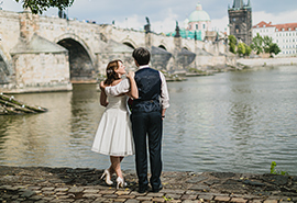 nevěsta a ženich u Karlova mostu v Praze