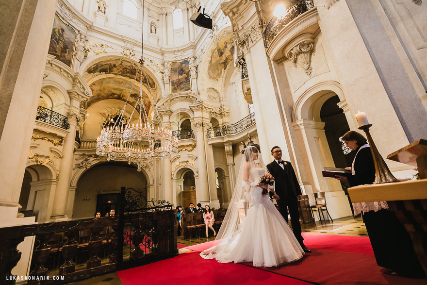 fotografie svatebního obřadu ve sv. Mikuláši v Praze