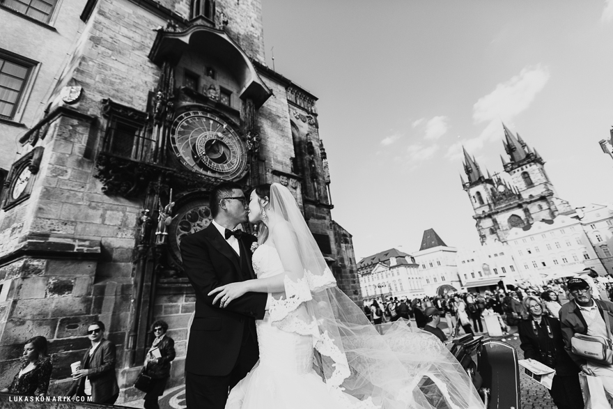fotografie nvěsty a ženicha na Staroměstském náměsti u Orloje