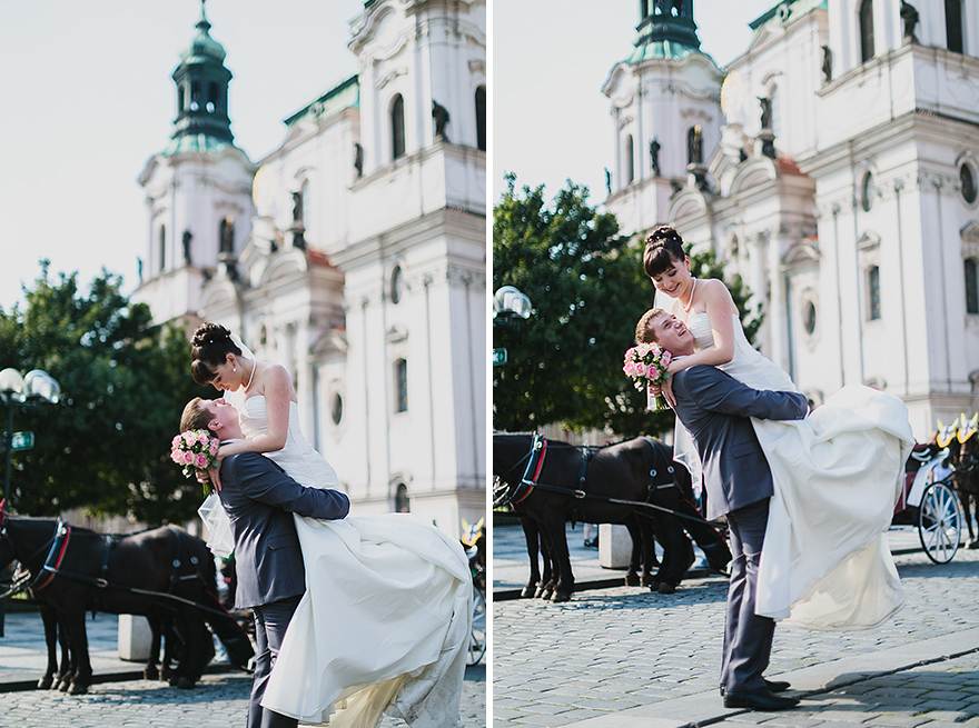 fotografie nevěsty a ženicha před kostelem sv. Mikuláše v Praze