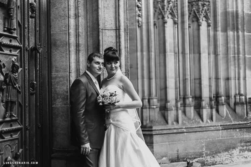 svatební fotografie před chrámem svatého Víta v Praze