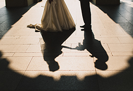 fotografie nevěsty a ženicha v Praze - detail stínu