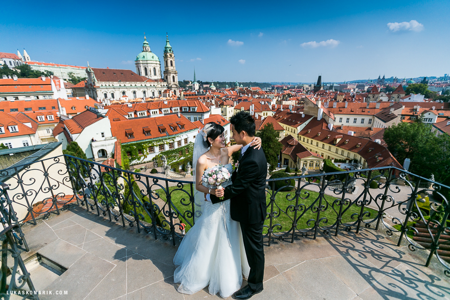 svatební fotografie s výhledem na Prahu