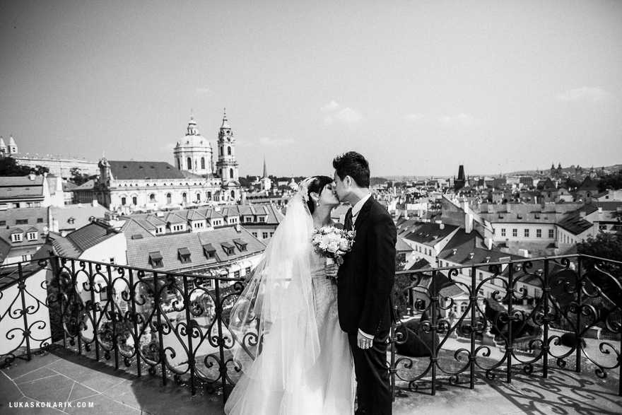 fotografie nevěsty a ženicha s výhledem na Prahu