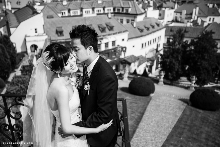 romantická fotografie nevěsty a ženicha