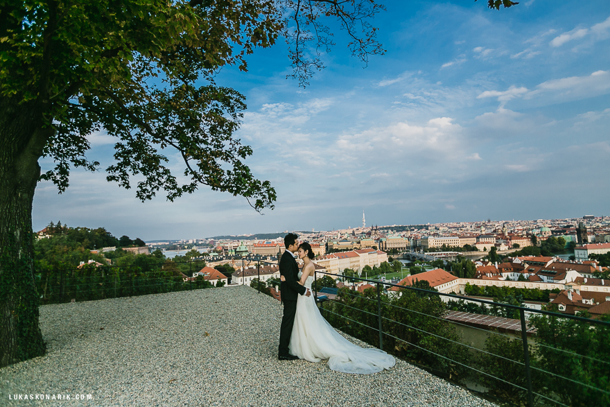 svatební fotografie s výhledem na Prahu