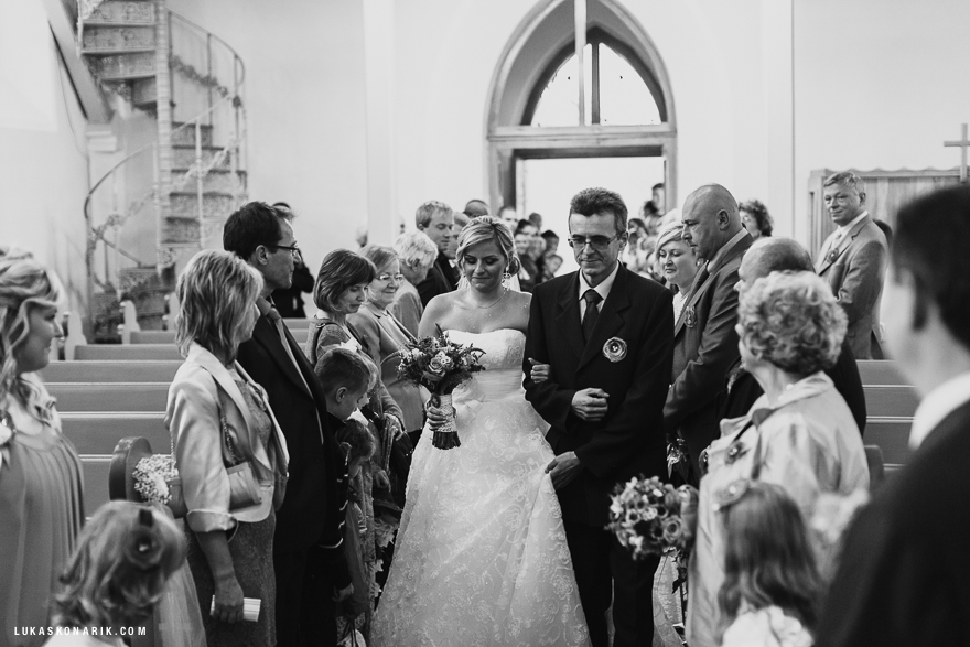 svatební fotografie příchodu nevěsty k obřadu