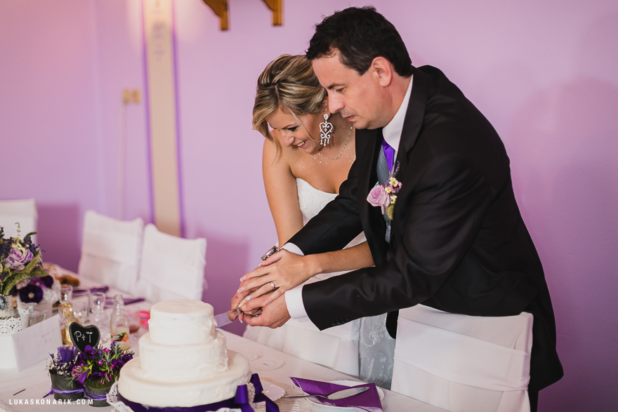 krájení svatebního dortu