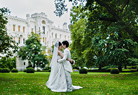 svatební fotografie nevěsty a ženicha v zámecké zahradě zámku Hluboká nad Vltavou