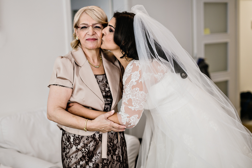svatební fotografie nevěsty a maminky