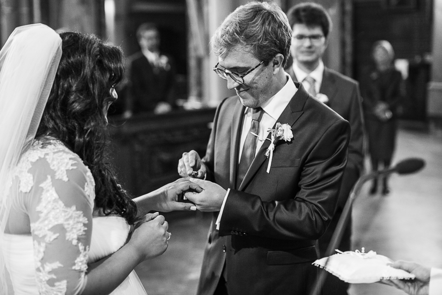 svatební fotografie nevěsty a ženicha při obřadu