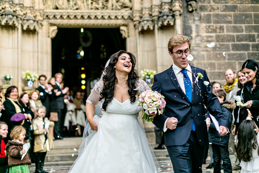 svatební fotografie novomanželů před kostelem sv. Petra a Pavla na Vyšehradě v Praze