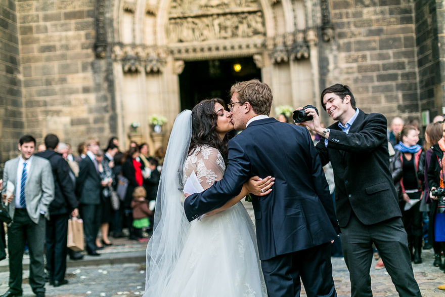 svatební fotografie novomanželů před kostelem sv. Petra a Pavla na Vyšehradě v Praze