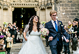 svatební fotografie nevěsty a ženicha před kostelem sv. Petra a Pavla na Vyšehradě v Praze
