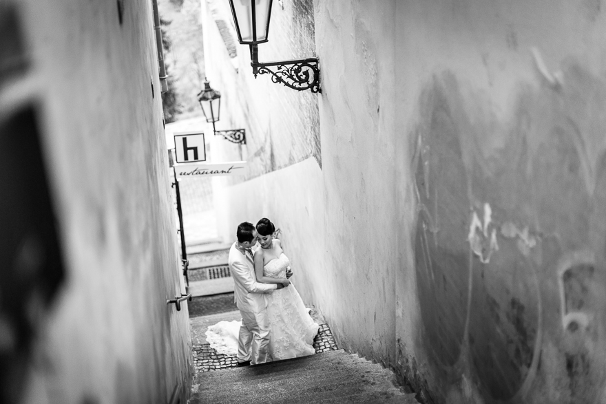 svatební fotografie v romantické uličce v Praze