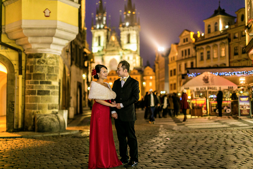 večerní svatební fotografie na Staroměstském náměstí v Praze