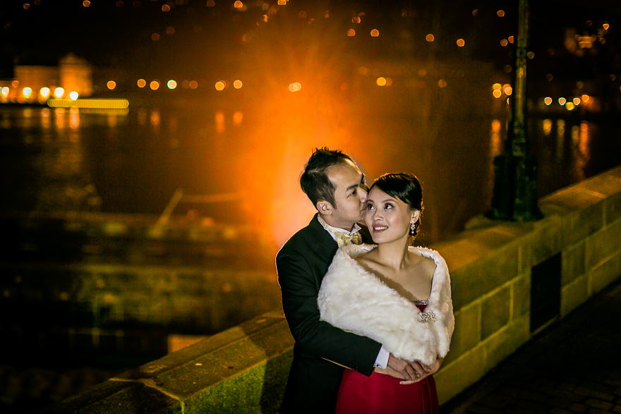 svatební fotografie večer na Karlově mostu v Praze